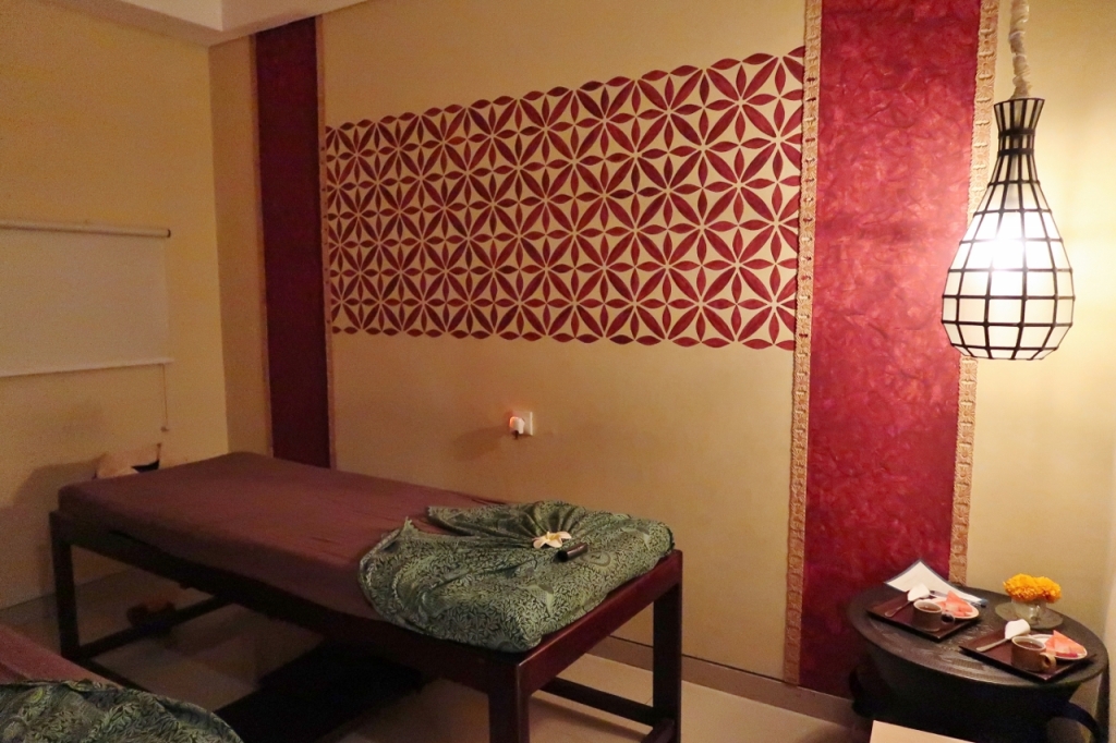 Couple spa room with individually plated welcome tea and fruits at De Nyuh Spa