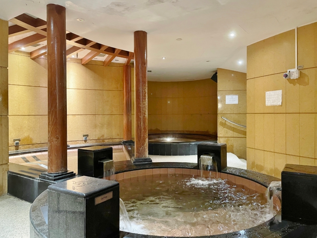 Plunge pool and jacuzzi in the female spa facility at Willow Stream Spa