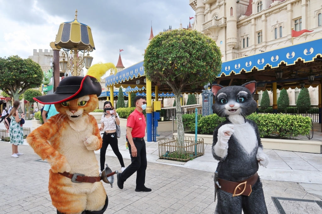 Puss In Boots and Kitty Softpaws characters at Universal Studios Singapore
